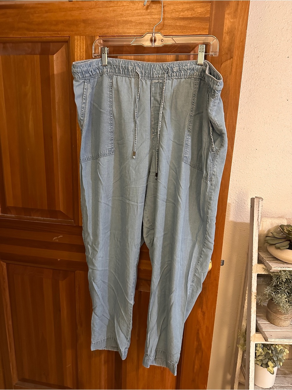 Women’s GAP Chambray Joggers